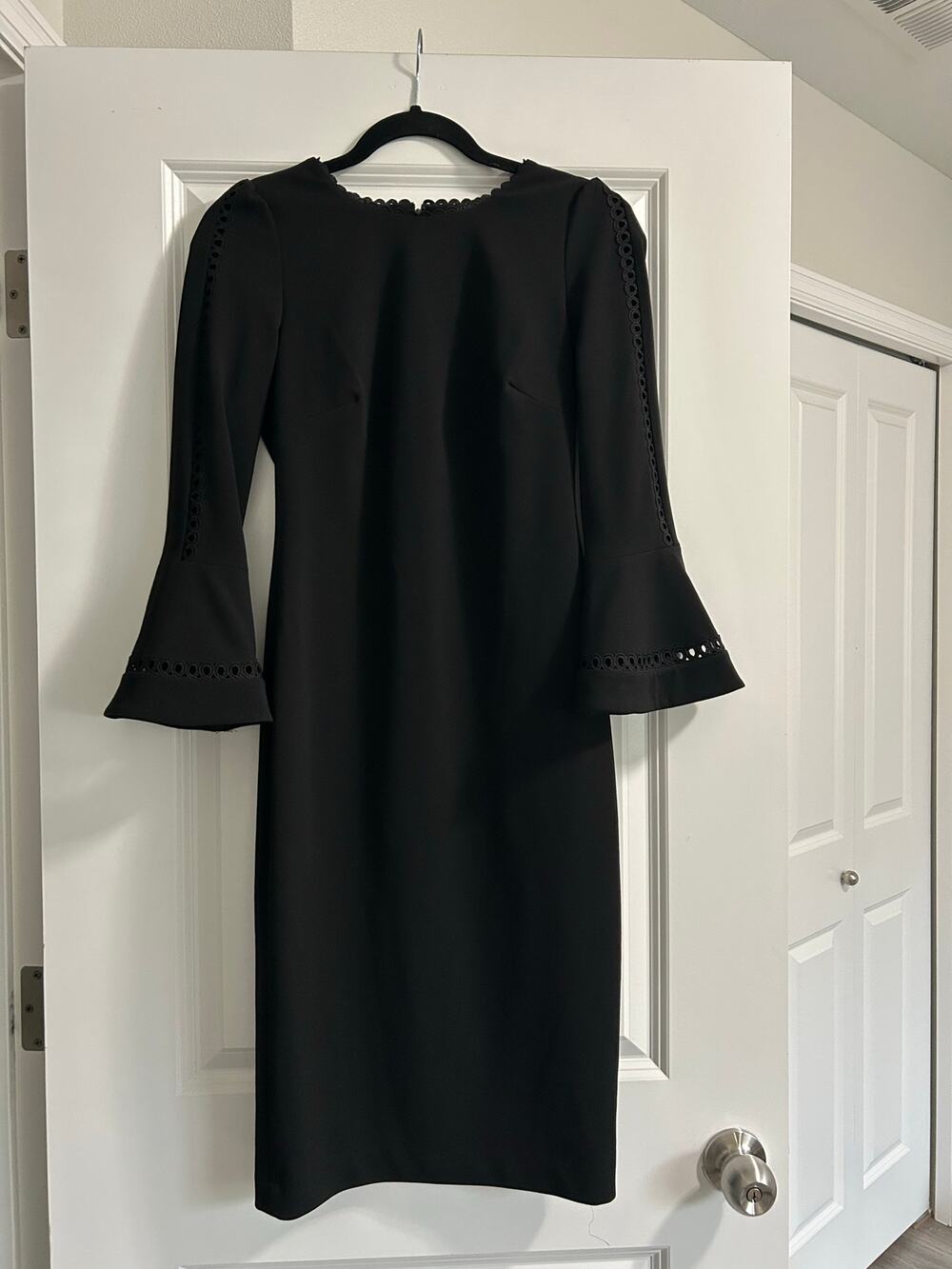 Calvin Klein Women’s Black 3/4 Bell Sleeve Boat Neck Sheath Dress 
Size XS